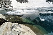 61 Le pareti rocciose si immergono nelle gelide acque del Lago del Vallone in disgelo
